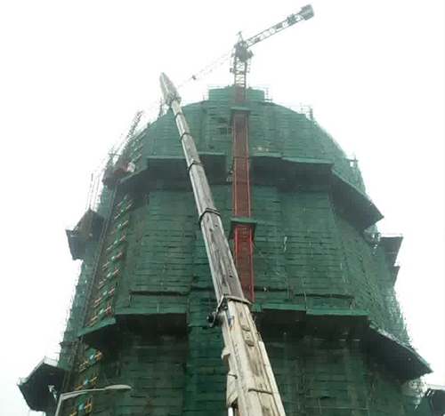 前郭尔罗斯吊车在工地上作业